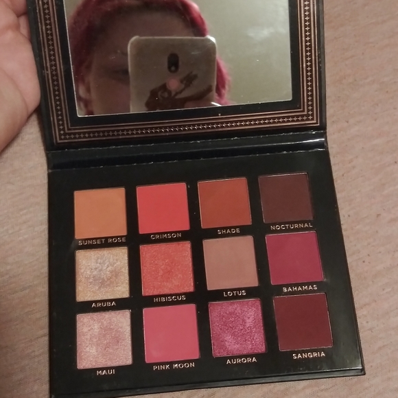 Eyeshadow pallete - Picture 2 of 2